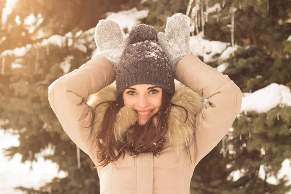 Young woman in winter park enjoy life — Stock Photo, Image