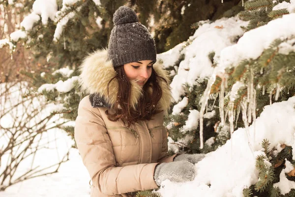 Jovem mulher no parque de inverno desfrutar da vida — Fotografia de Stock