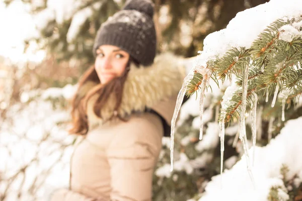 Jonge vrouw in winter park plezier — Stockfoto