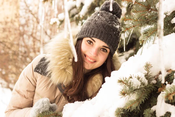楽しい冬の公園で、若い女性 — ストック写真