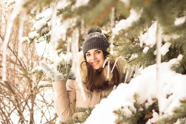 Jonge vrouw in winter park plezier — Stockfoto