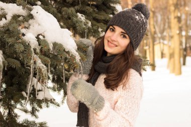 Having fun kış park genç kadında