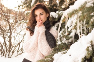 Kış ağaç yakınındaki kış Park kadın portresi