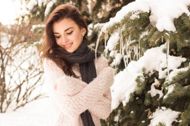 Having fun kış park genç kadında