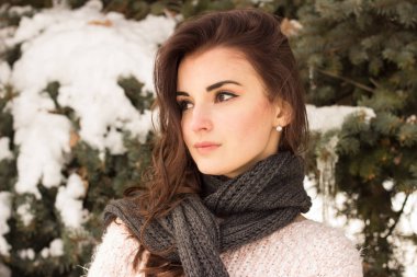 Having fun kış park genç kadında