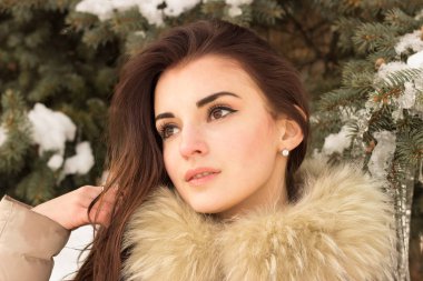 Having fun kış park genç kadında