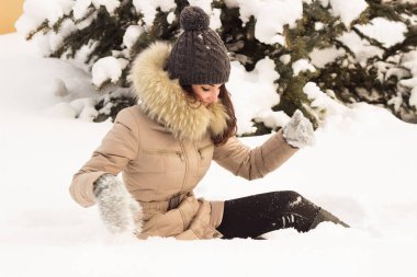 Having fun kış park genç kadında