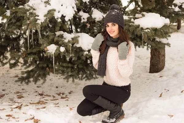 Молода жінка в зимовому парку розважається — стокове фото