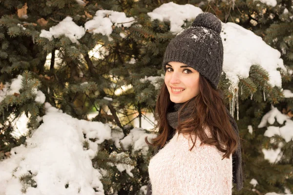 Jeune femme dans le parc d'hiver s'amuser — Photo