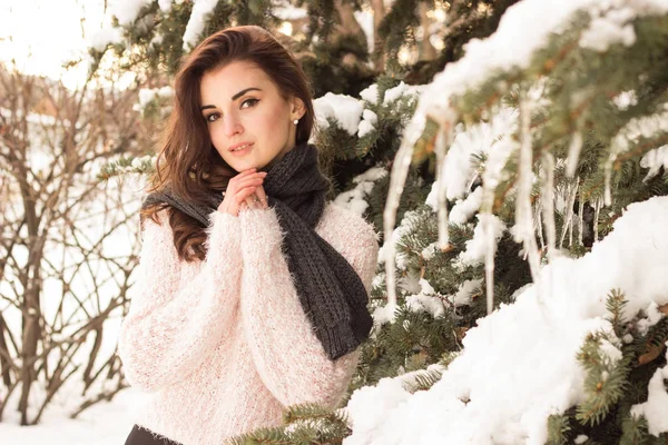 Jeune femme dans le parc d'hiver s'amuser — Photo