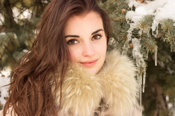 Молодая женщина в зимнем парке веселится — стоковое фото