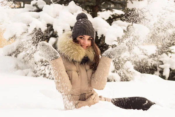 Junge Frau im Winterpark hat Spaß — Stockfoto
