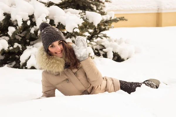 Jovem no parque de inverno se divertindo — Fotografia de Stock