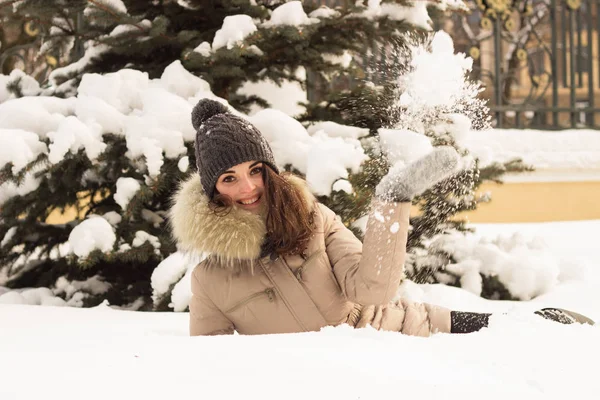 Mulher Sentada Neve Branca Parque Inverno — Fotografia de Stock