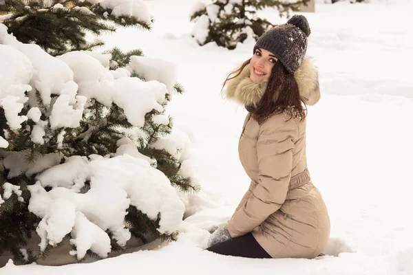Fiatal nő Park téli szórakozás — Stock Fotó