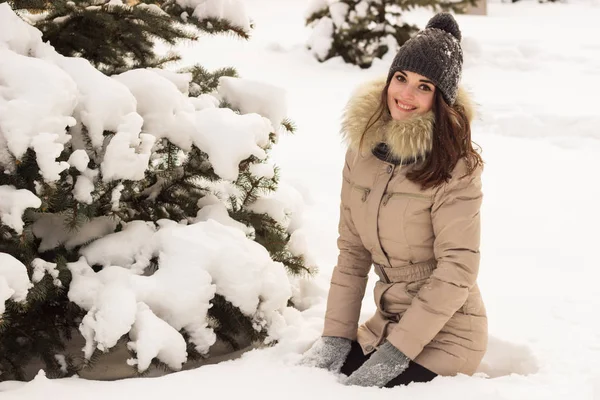 Jovem no parque de inverno se divertindo — Fotografia de Stock