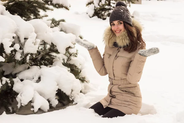 Jovem no parque de inverno se divertindo — Fotografia de Stock