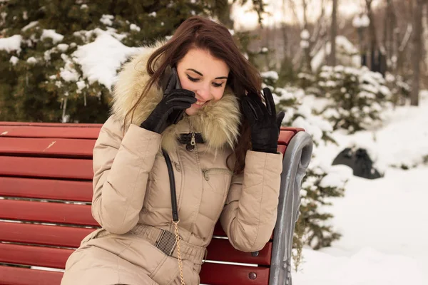 Junge Frau im Winterpark hat Spaß — Stockfoto