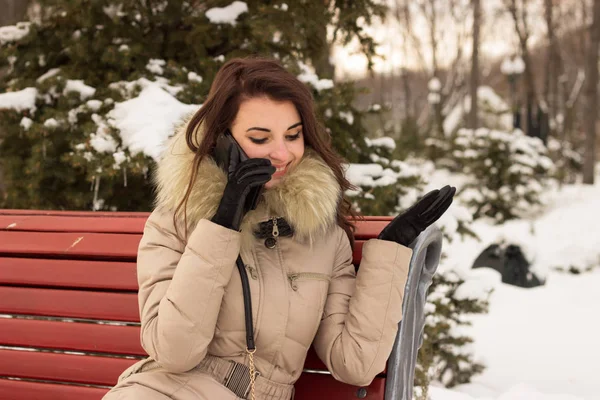 Vrouw Winter Zitten Bankje Het Park — Stockfoto