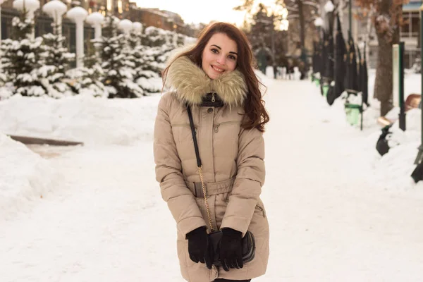 Giovane donna nel parco invernale divertirsi — Foto Stock