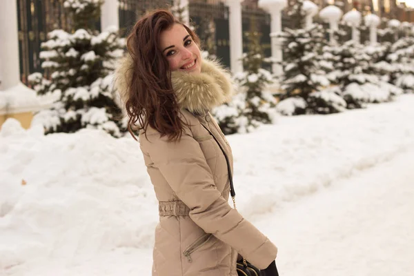 Giovane donna nel parco invernale divertirsi — Foto Stock