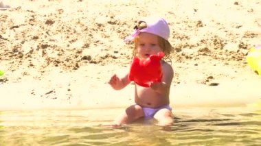 Sulama pot ile oynarken plajda kız bebek