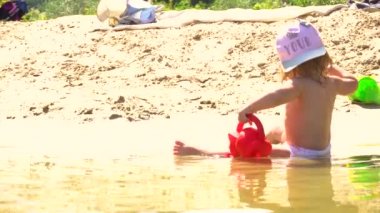 Sulama pot ile oynayan nehir plajda kız