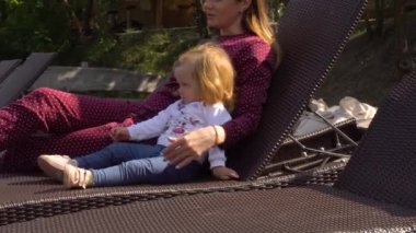 Anne ve kızı tembel üzerinde rahatlatıcı