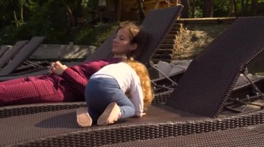 Anne ve bebek kız kızı tembel üzerinde rahatlatıcı