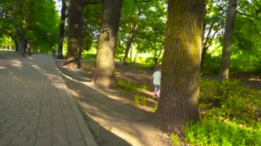 Topu parkta oynayan kız