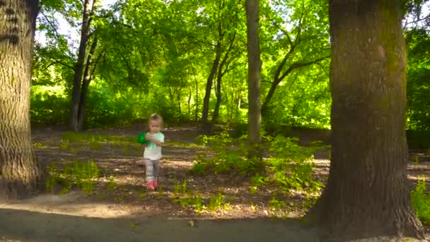 Gadis bermain dengan bola di taman di musim panas — Stok Video