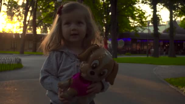 Menina andando com balão no parque — Vídeo de Stock