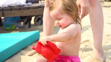 Sahilde sulama pot ile oynayan kız