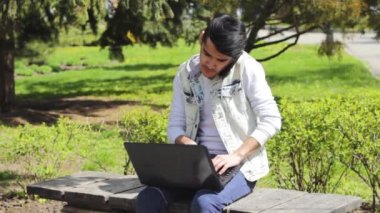 Konuşan park içinde laptop ile Asya adam