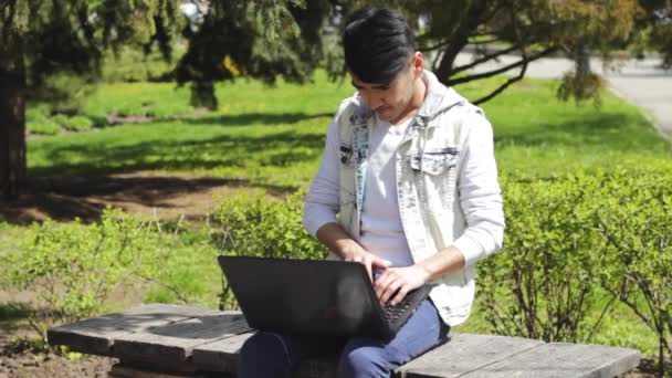 Unavený člověk na volné noze pracuje na notebooku — Stock video