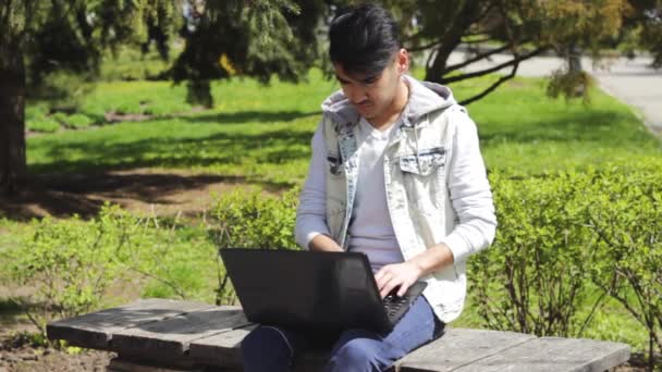 Man freelancer die op laptop werkt en krijgt tot succes — Stockvideo