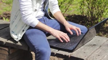 Laptop ve adam serbest meslek closeup