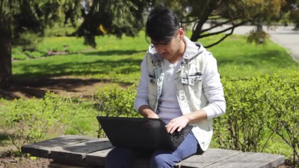 Asiatiska man har en idé medan du arbetar på laptop — Stockvideo