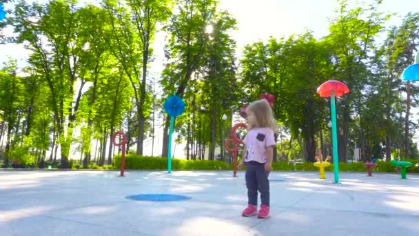 Niña caminando en el parque de atracciones — Vídeos de Stock