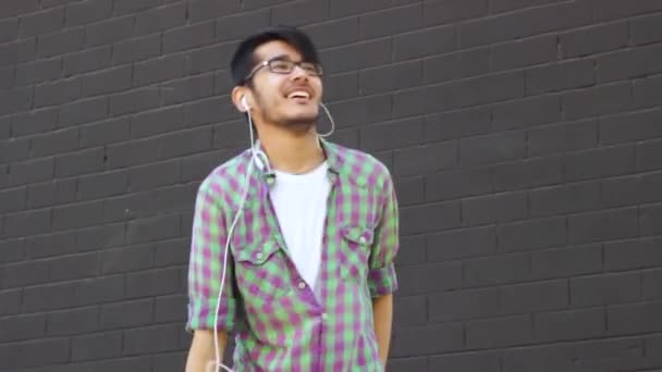 Asiatiska man dansar mot grå vägg — Stockvideo