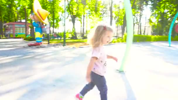 Menina se divertindo no parque de diversões — Vídeo de Stock