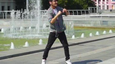Casual modern adam sokakta dans kulaklık