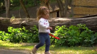 Kum ile kız kürek Park'ta yürüyordunuz