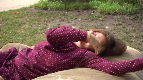 Junge Frau sieht Tochter im Park an — Stockvideo