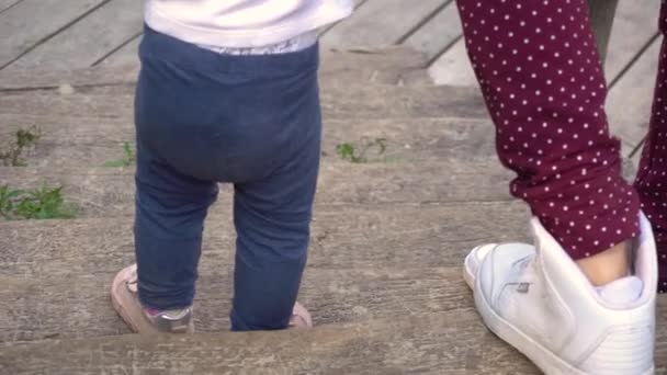 Mutter und Tochter gehen Treppe hinunter — Stockvideo