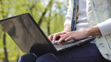 Siyah laptop ve üzerinde çalışan adam