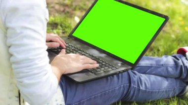 Chromakey yeşil ekranlı dizüstü bilgisayarda çalışan adam