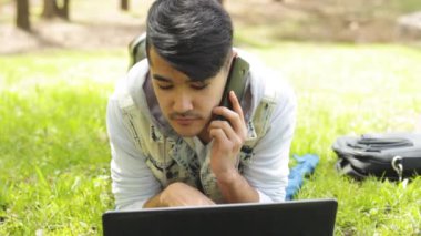 Telefonla konuşurken ve içinde laptop arıyorum Asyalı adam