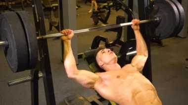 Gömleksiz atlet ile Halter egzersiz