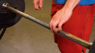 Kırpma sporcu ile halter